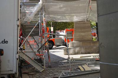 Sattelzug reisst Geruest um in Stuttgart